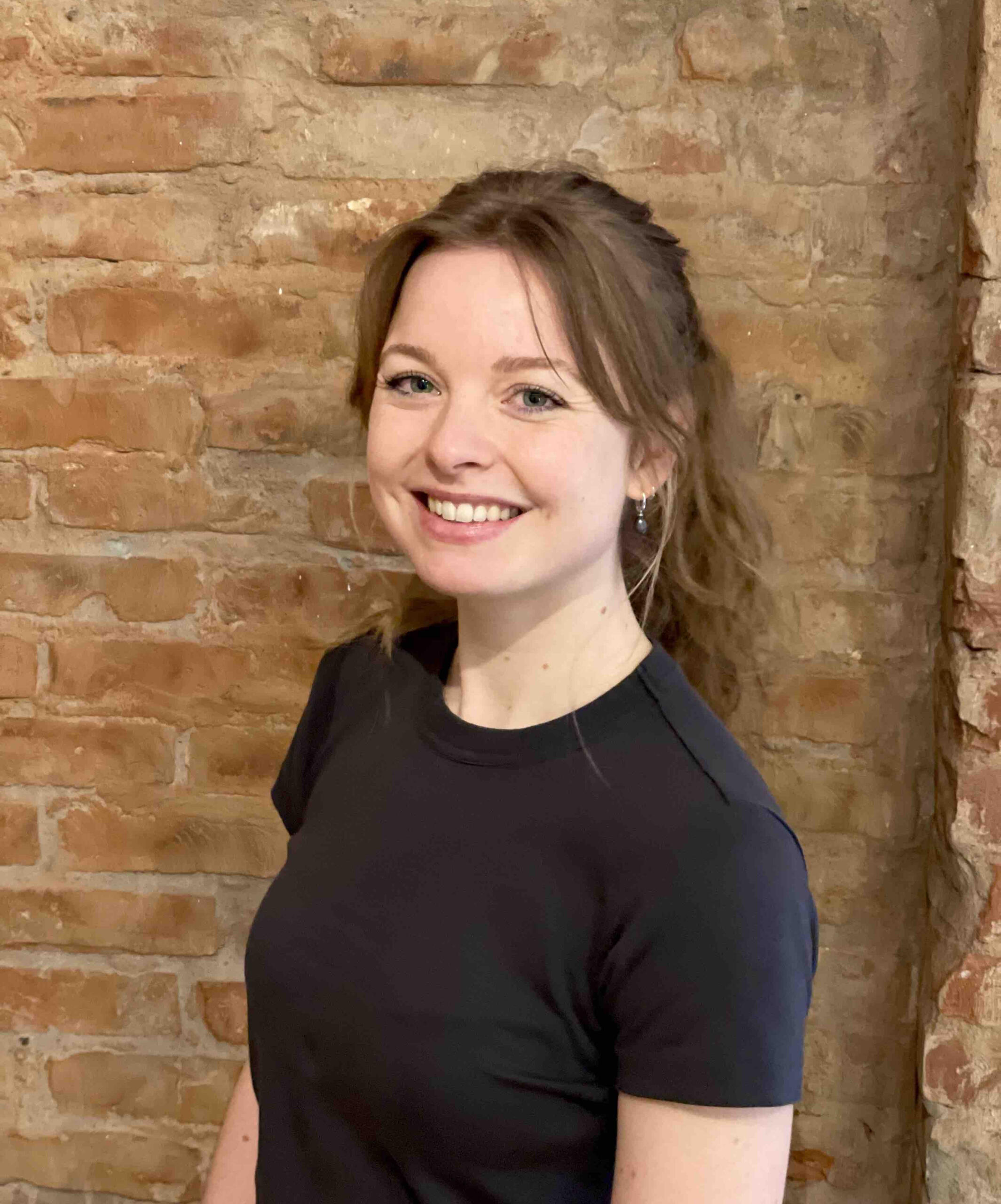 Helen – selbstständige Physiotherapeutin & Personal Trainerin in Hamburg Dammtor (Grindelviertel) Portrait von Helen, Physiotherapeutin für Rückenschmerzen, Beckenboden und Personal Trainerin in Hamburg Dammtor nahe dem Fernsehturm